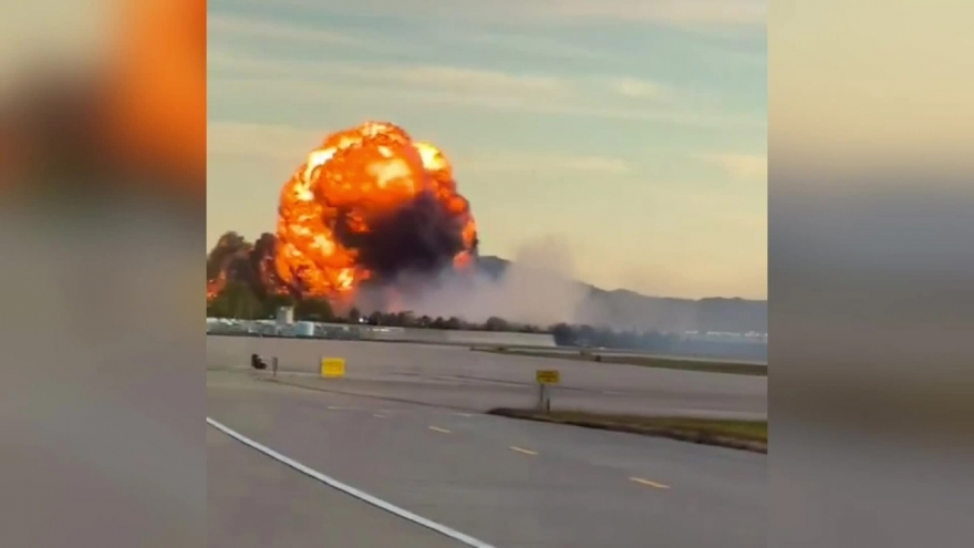 Máy bay chở hàng rơi ở Mỹ, bốc cháy như cầu lửa